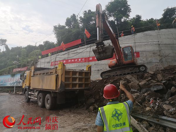 人民網報道；“路搶通啦，我們果農高興慘了！”